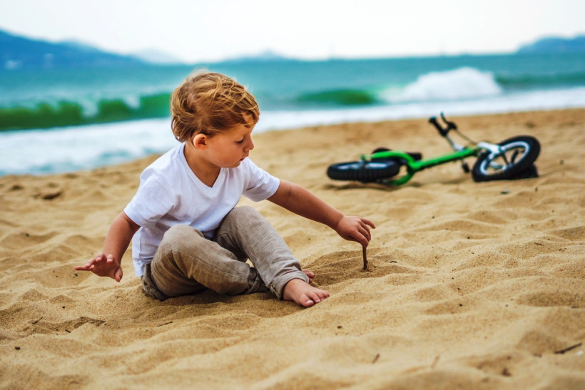 дитина грає з піском