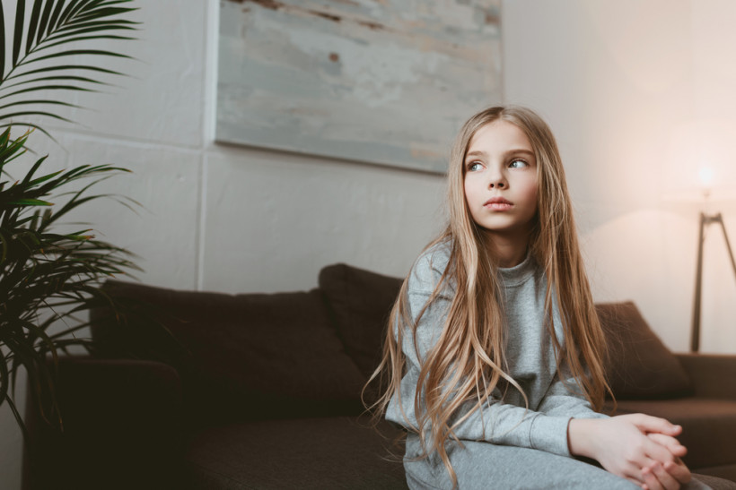 Как справиться с разочарованием - девочка сидит на диване и грустит
