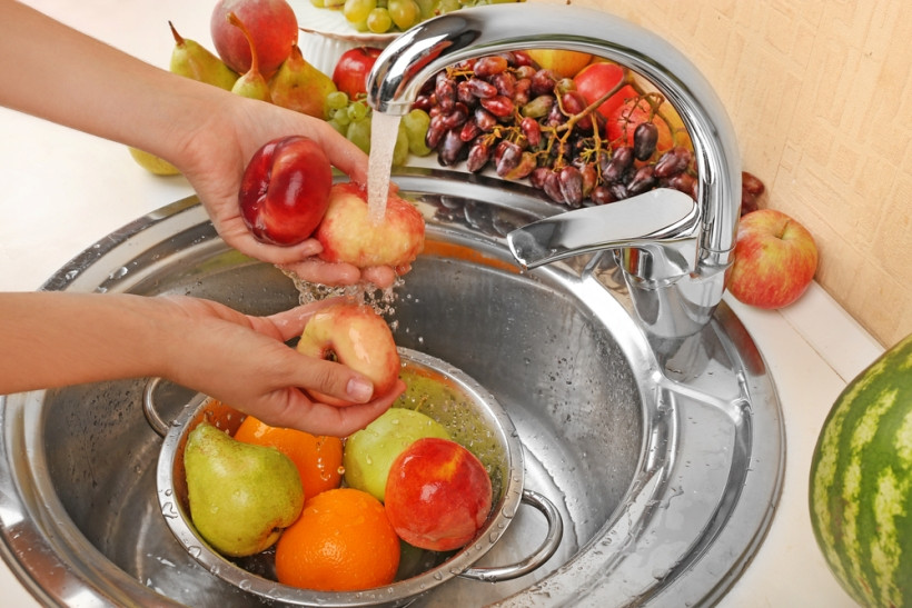 мыть фрукты