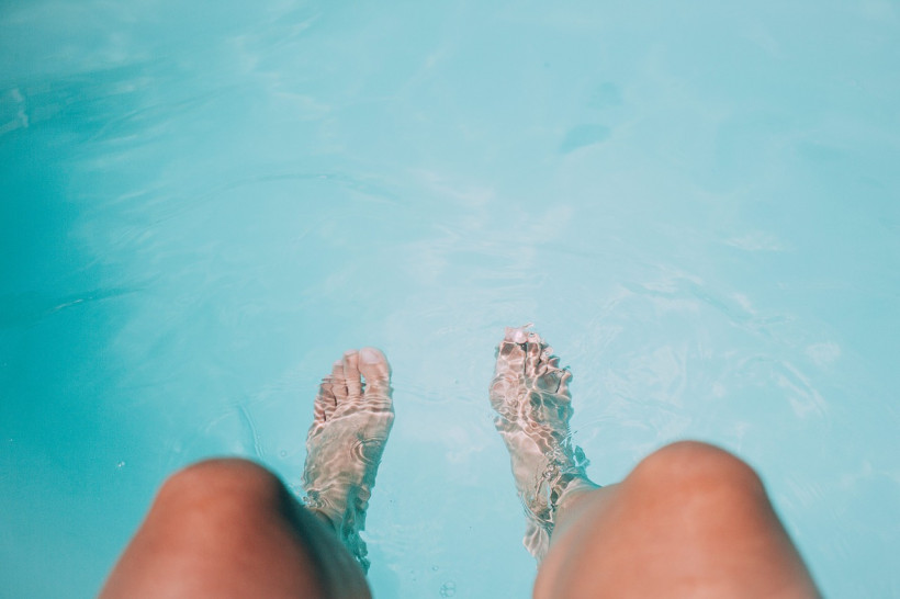 Ноги в воде - профилактика синдрома беспокойных ног. ФОТО