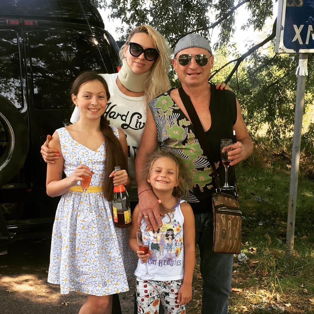 Оля Полякова з дочками Машею та Алісою