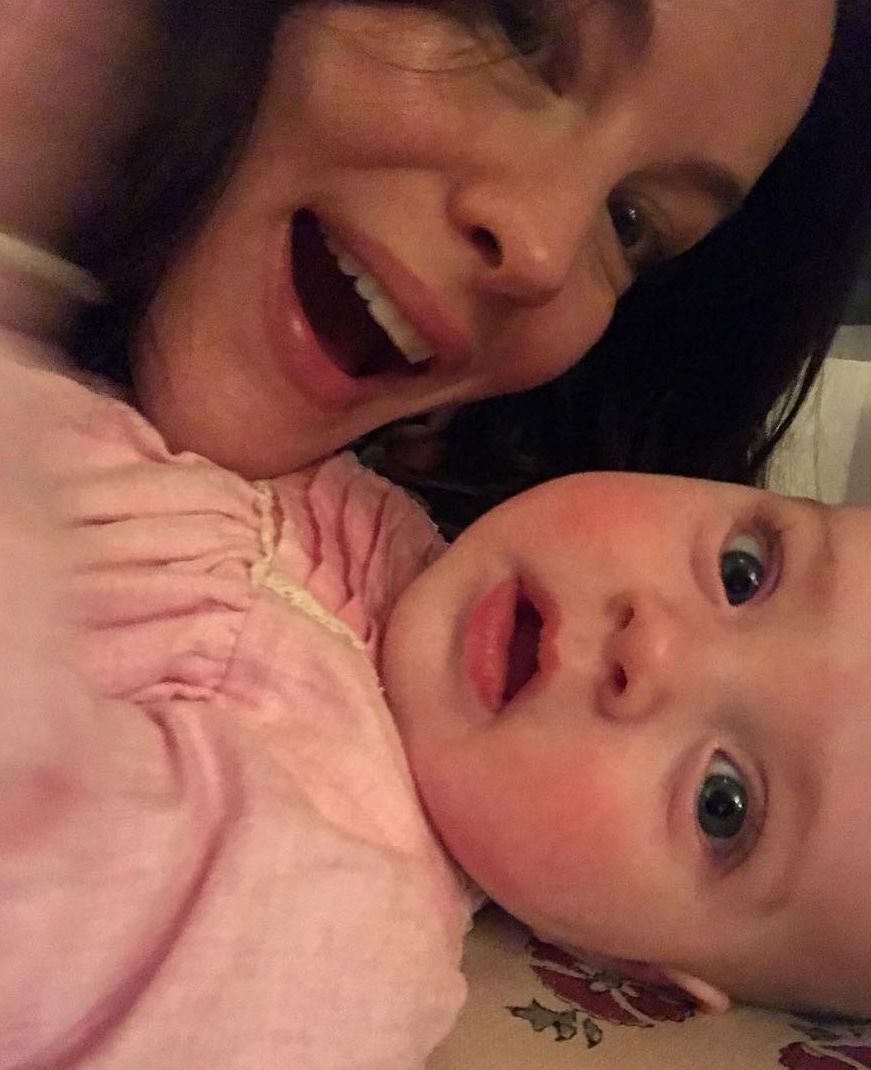 Трогательные моменты: Лив Тайлер показала свою маленькую дочку фото