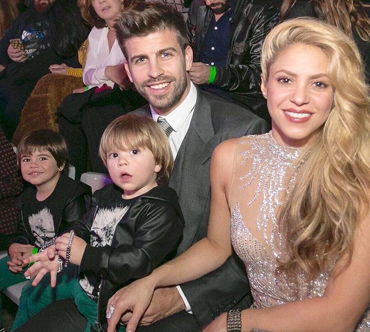 Шакира с мужем  и детьми