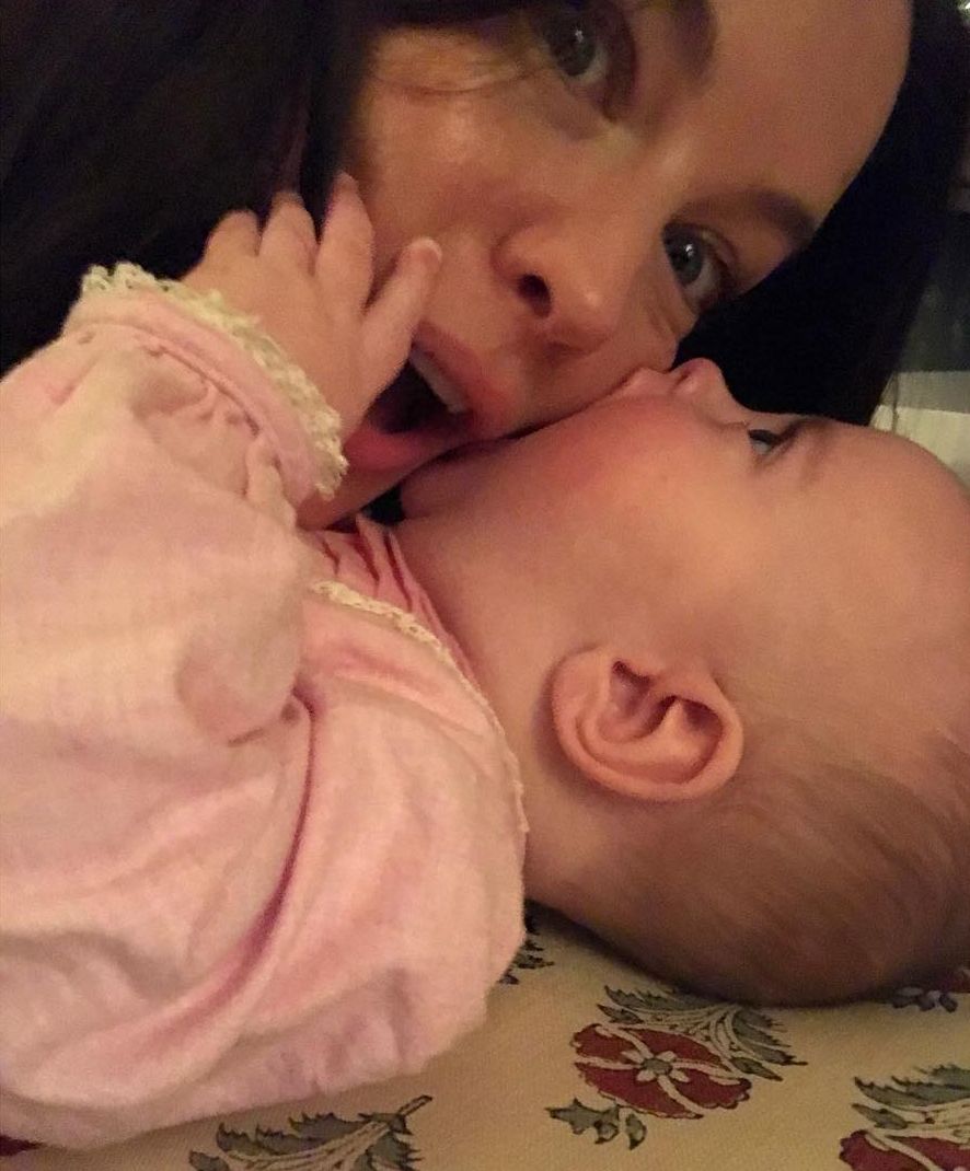 Трогательные моменты: Лив Тайлер показала свою маленькую дочку фото