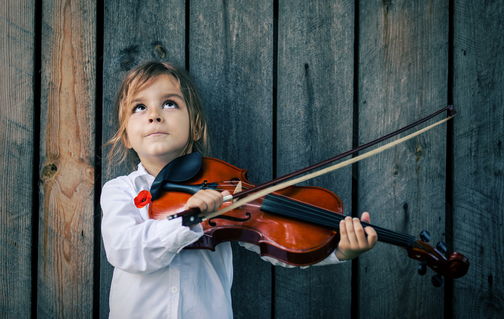ребенок играет на скрипке