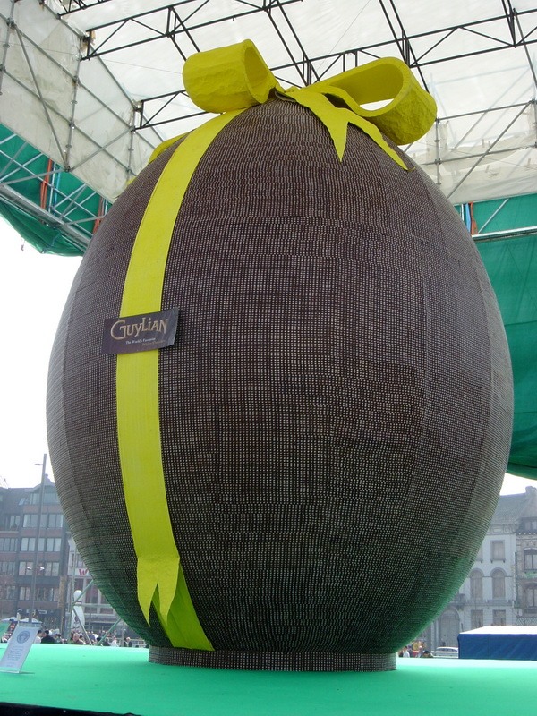 Огромное яйцо из чистого шоколада