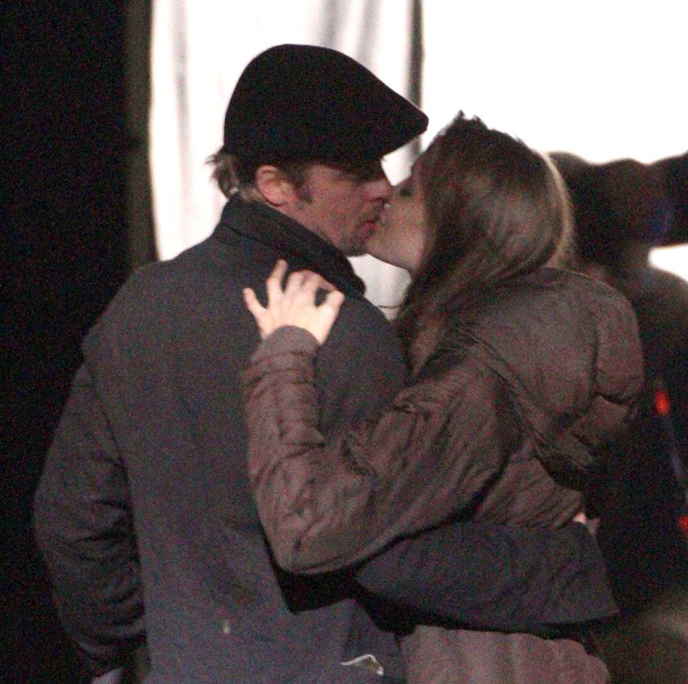 Джоли и Питт целуются