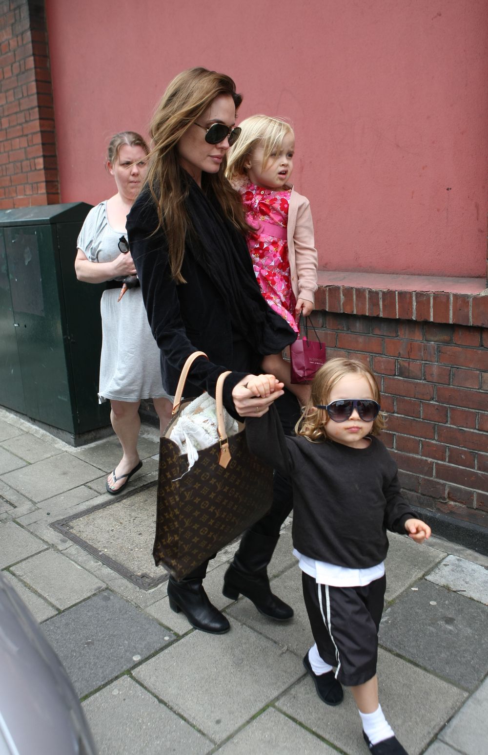 Анджелина Джоли с близнецами
