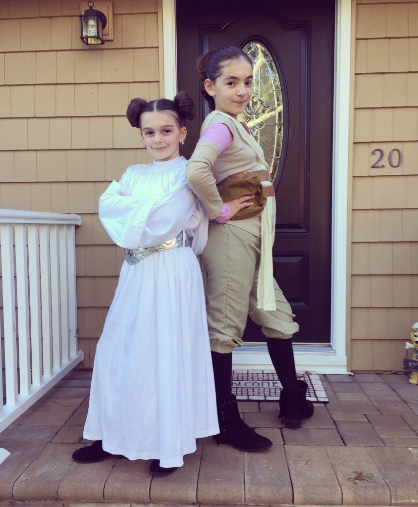 Новый флешмоб: пользователи массово постят фото дочерей в костюмах принцессы Леи