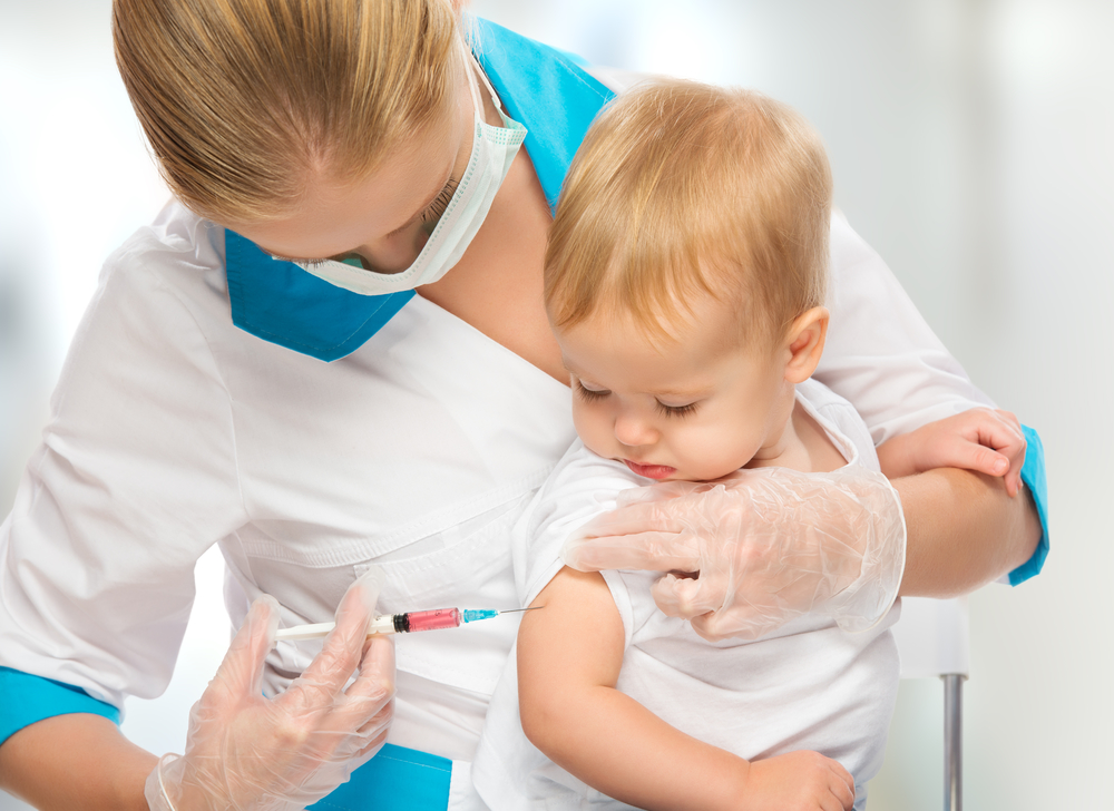 Педиатр делает прививку ребенку