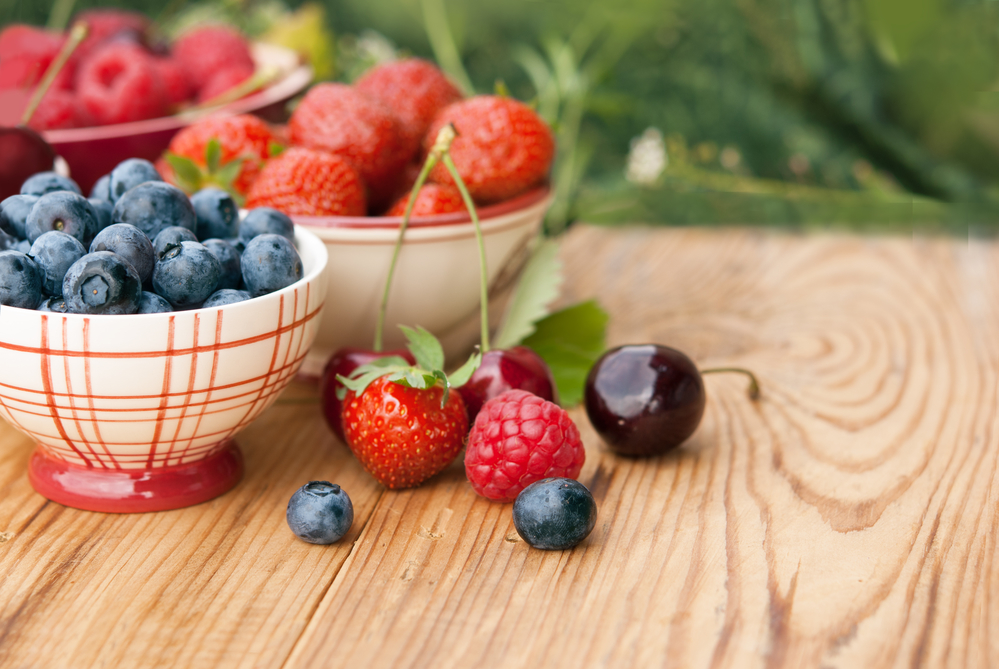 Ягоды и фрукты красного цвета часто становятся причиной аллергии