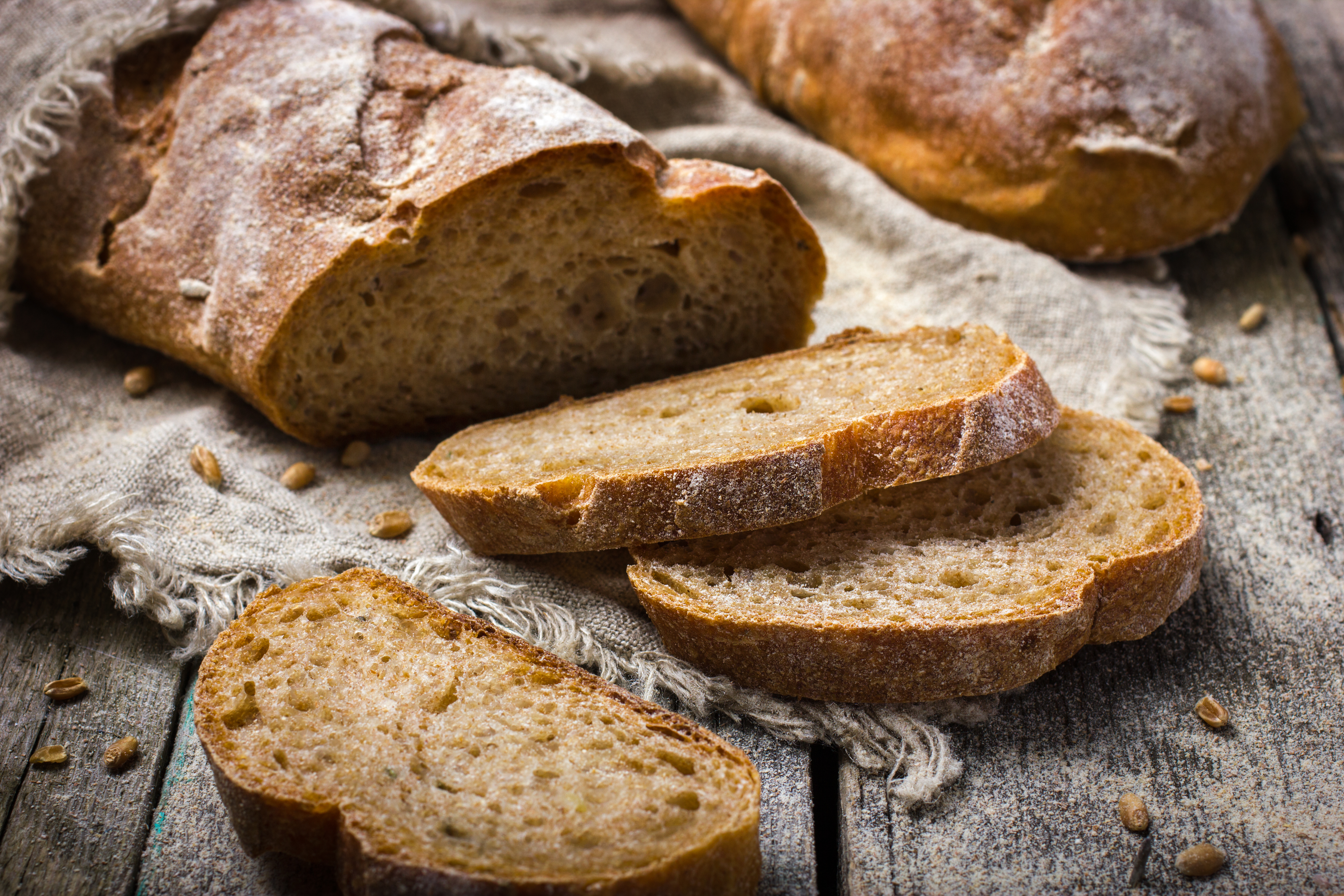 Почему хлеб вкусный. Цельнозерновой отрубной хлеб. Ржаной отрубной хлеб. Красивый хлеб. Хлеб из непросеянной муки.