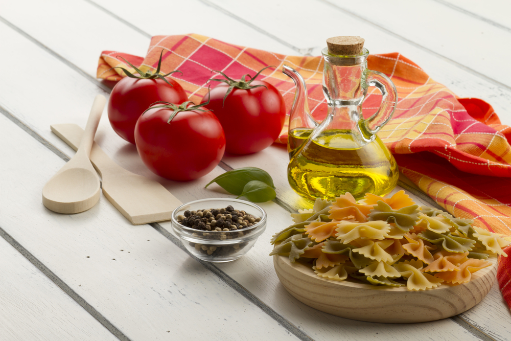 Оливковое масло стоит на столе