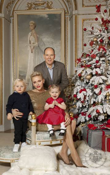 Князь Монако Альбер II и княгиня Шарлен с детьми 
