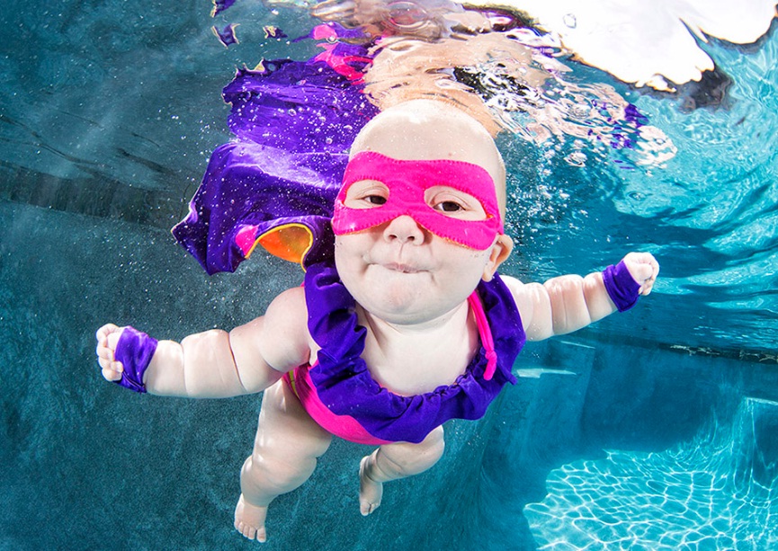 малыш под водой