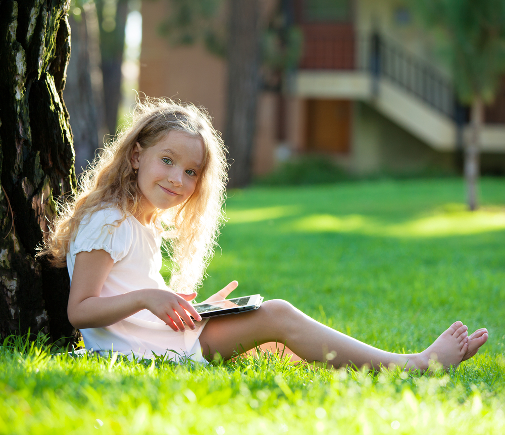дівчинка сидить в парку 