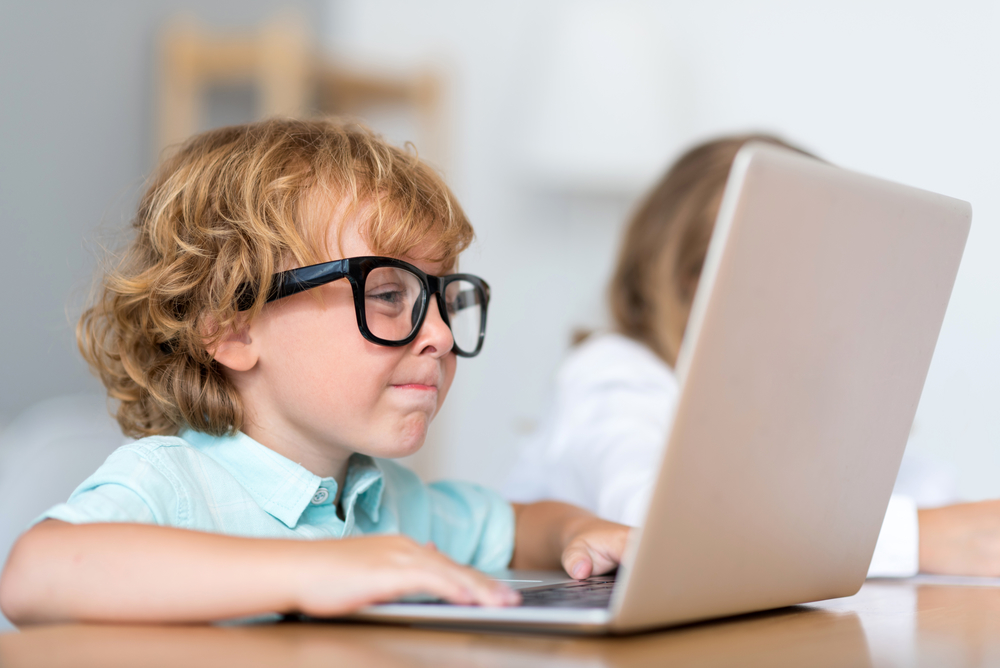 ребенок сидит на ноутбуком, зрение ребенка