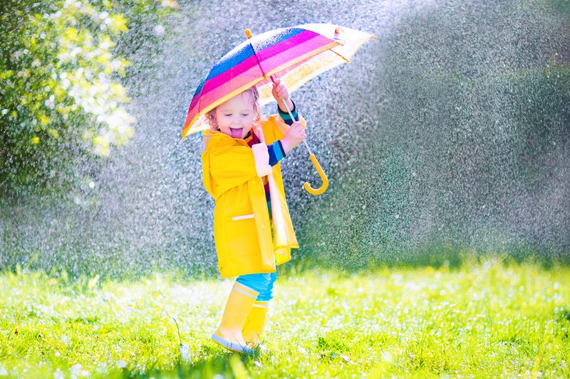 девочка под дождем с зонтиком