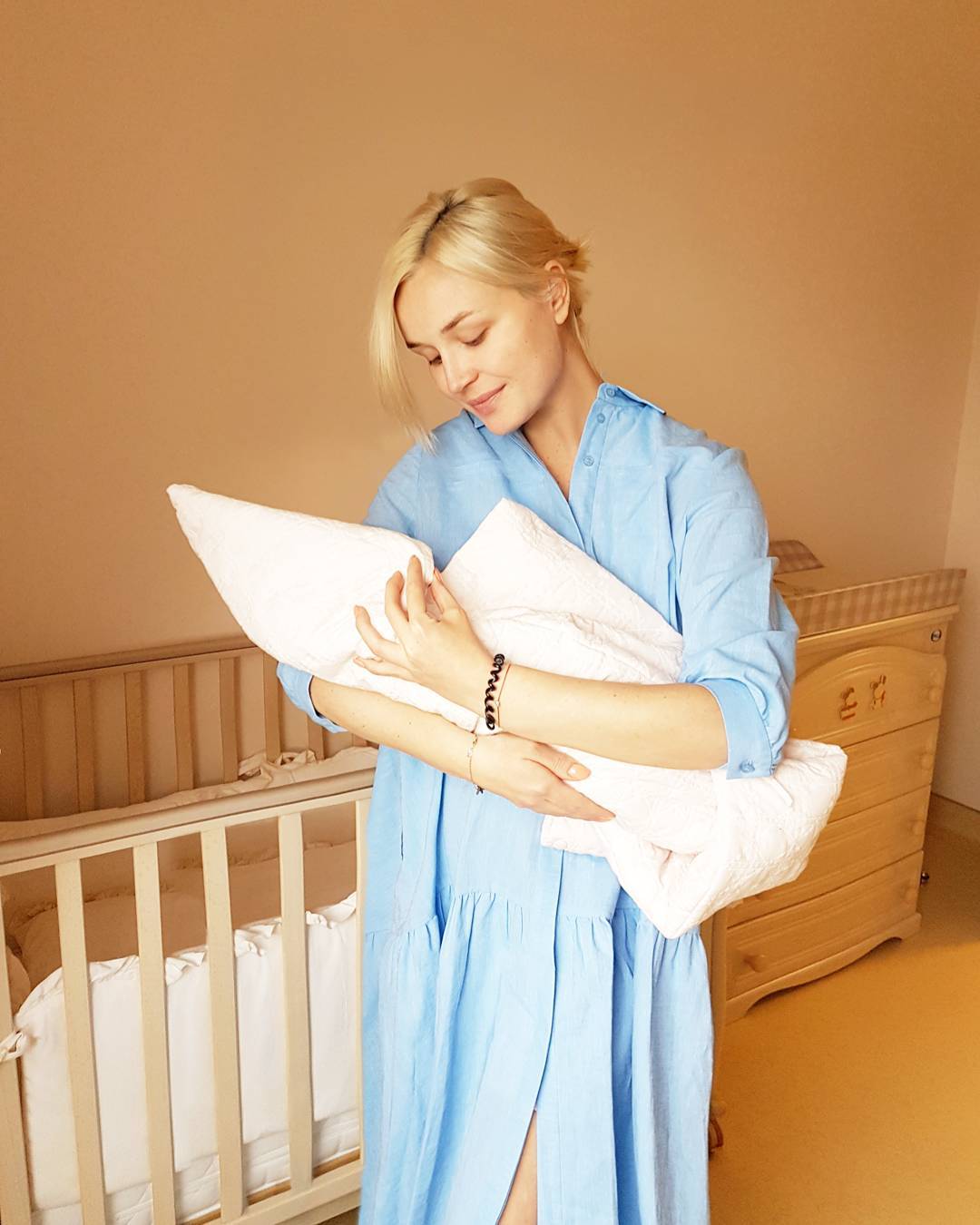 Полина Гагарина с новорожденной дочерью