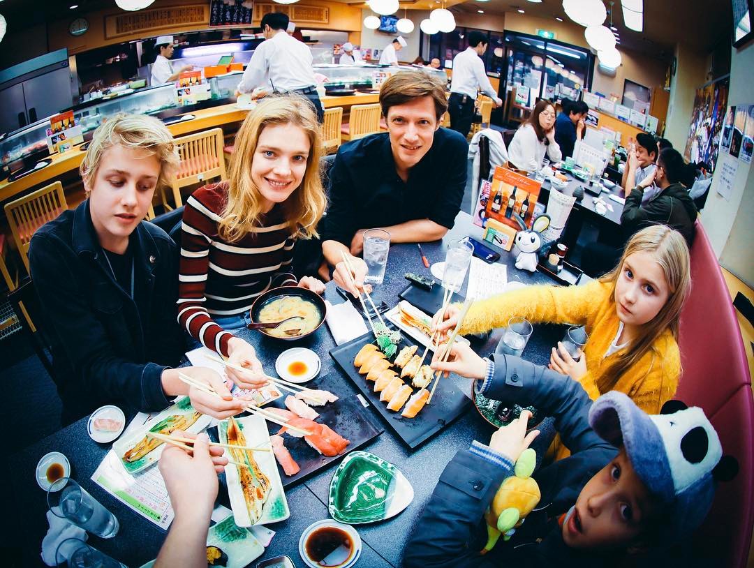Наталья Водянова с детьми едят суши