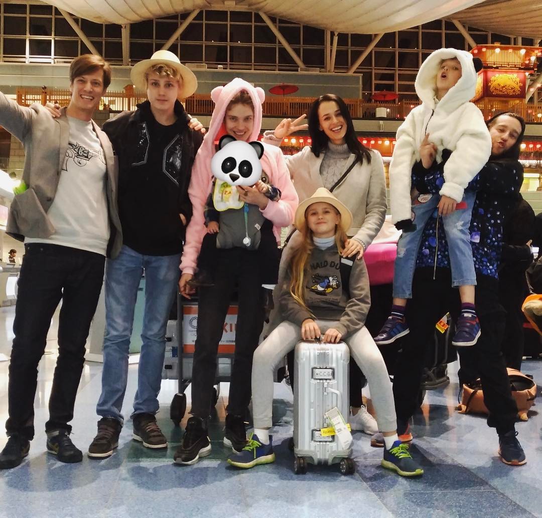 Наталья Водянова с детьми в аэропорту