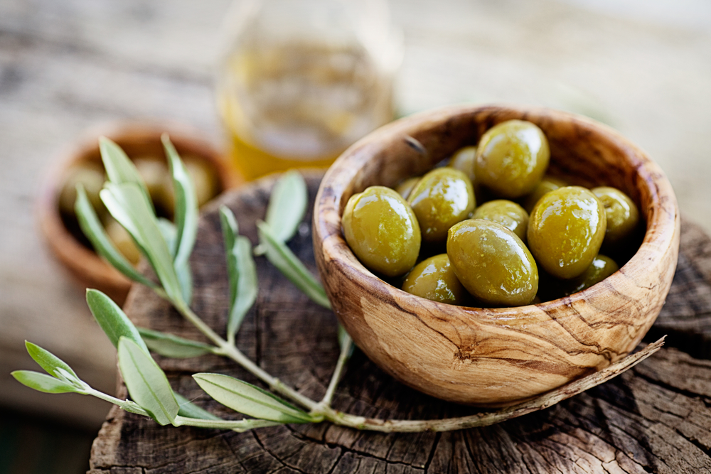 оливки на столі