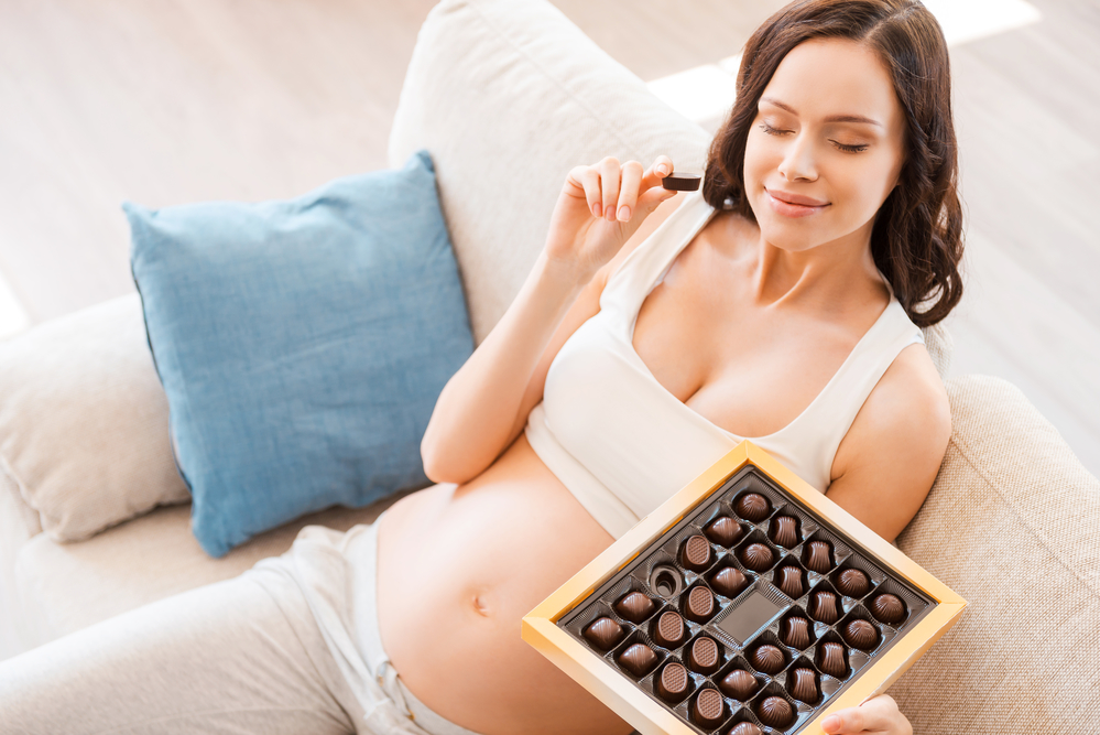 вагітна їсть цукерки
