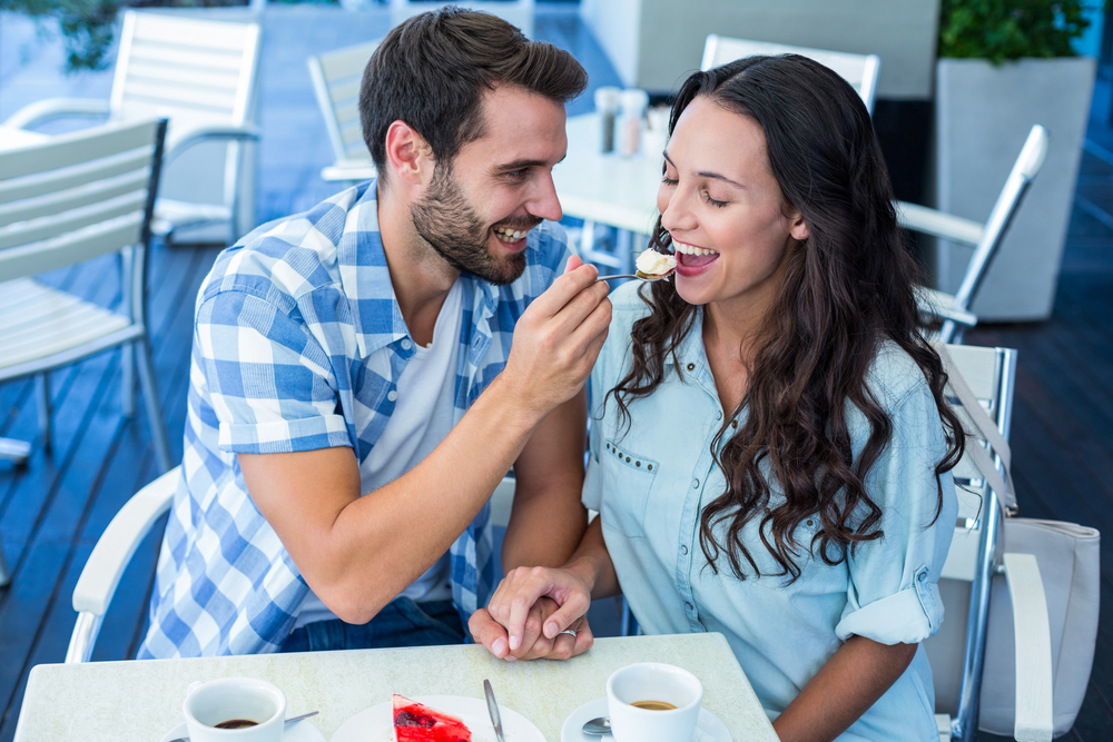 чоловік і жінка дять десерт