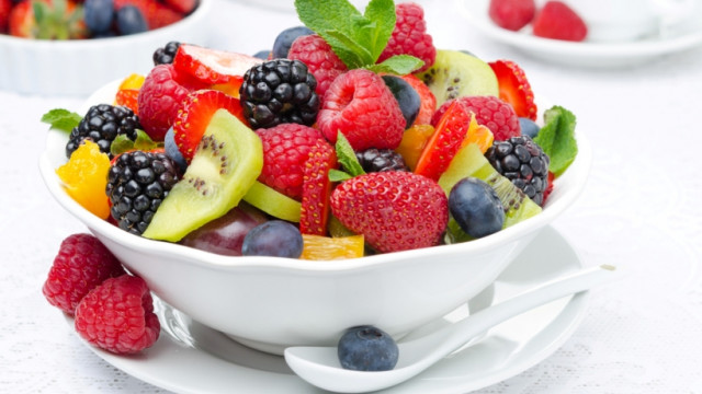 Из ягод и фруктов: 5 рецептов вкуснейших летних салатов