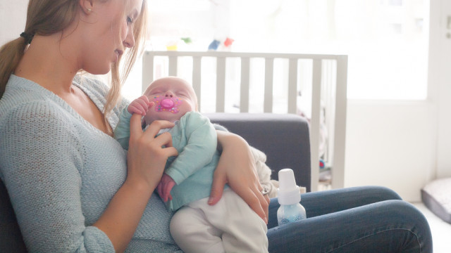 Как держать новорожденного