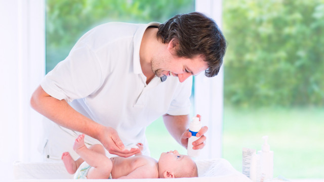 папа пеленает ребенка