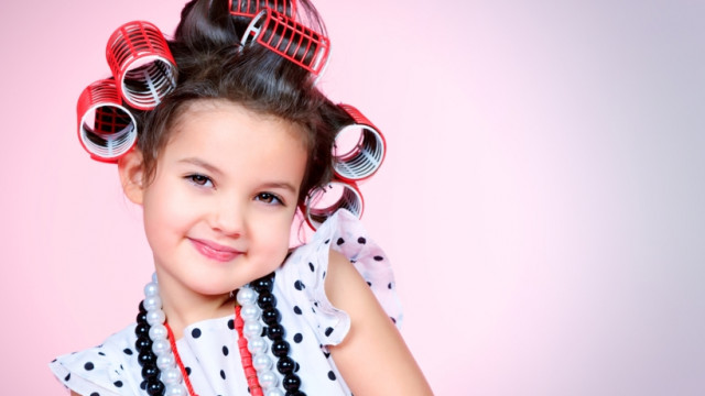 Заколки, мелки, цветные пряди: что нужно для красивой детской прически