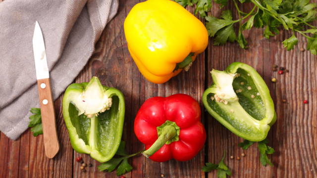 Червоний, жовтий, зелений болгарський перець: 3 незвичайні страви з солодкого перцю