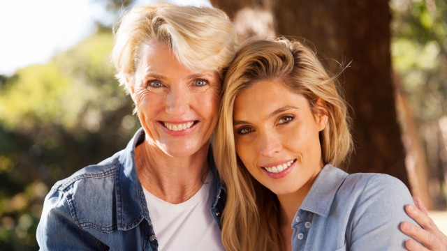 Донька і мама посміхаються