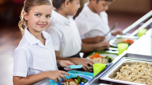 Обирай що хочеш: у школах Києва вводять харчування за принципом шведського столу