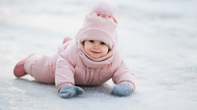 ребенок в комбинезоне зимой