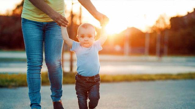 Від повзання до ходьби: дитина почала ставати на ноги - заходи безпеки в домі