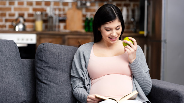 беременная ест яблоко