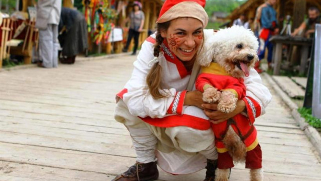 Под Киевом пройдет фестиваль собак и исторический показ мод