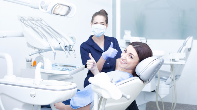 женщина у стоматолога