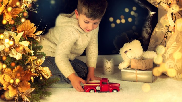 Дитина грається