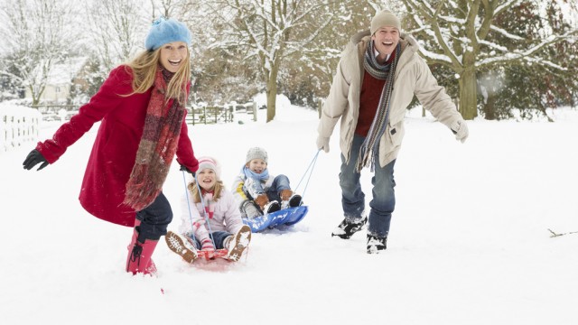 сім'я взимку грає на вулиці