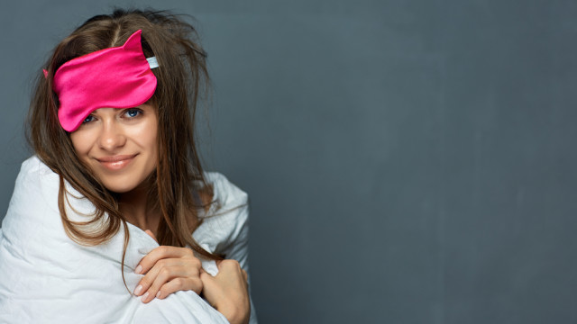 отекают веки