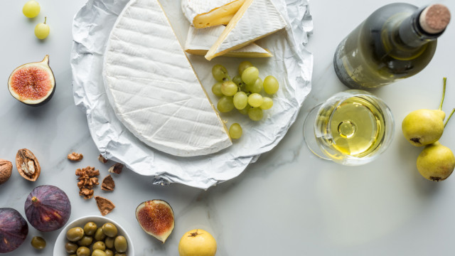 Гарячий сир з білою пліснявою: 3 вишуканих та простих рецепти