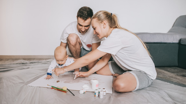 мама и папа с малышом