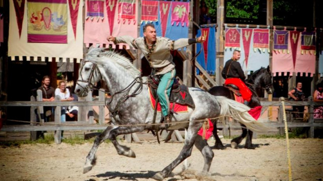 Выходные в парке "Киевская Русь": шоу конных лучников  и средневековые забавы