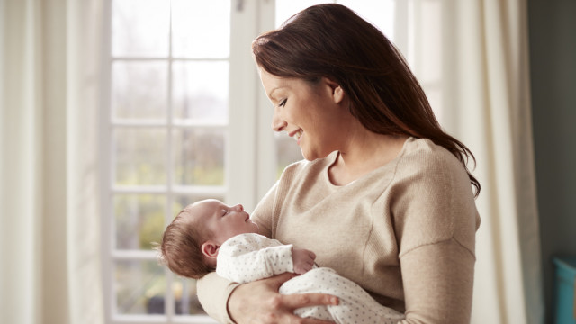 новоиспеченная мама с ребенком