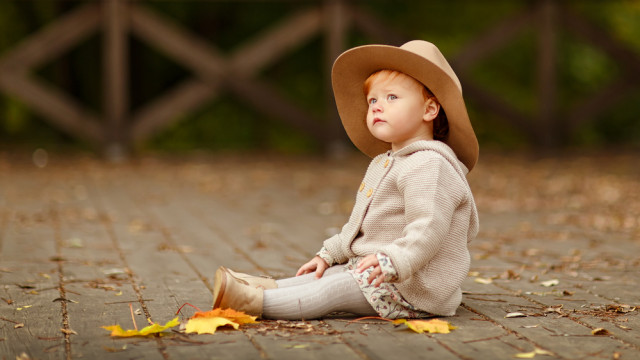 девочка на прогулке