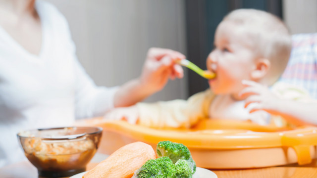 Дитина їсть кашу