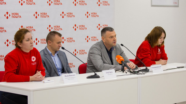 «Нова Пошта» готовится спасать: в 7 городах будут установлены дефибрилляторы